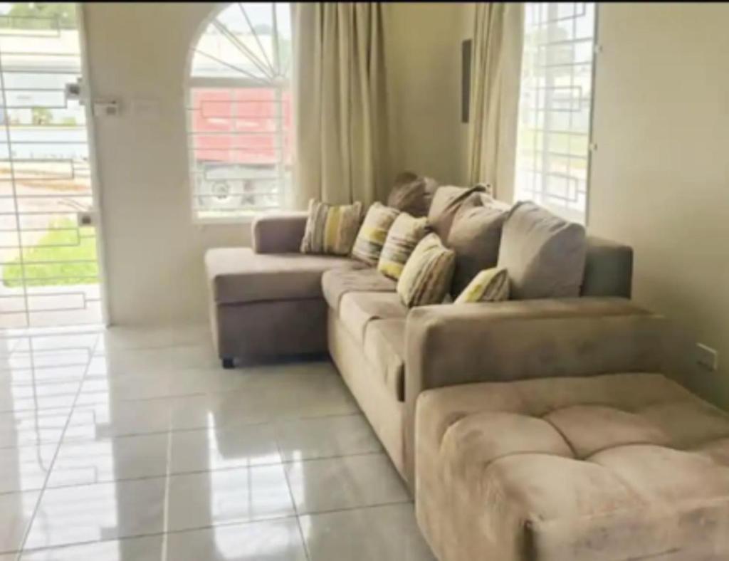 Remarkable 2-Bed House in Discovery Bay photo 2