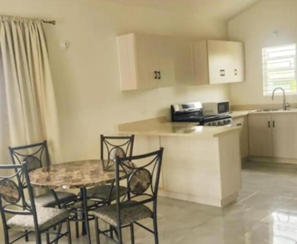 Remarkable 2-Bed House in Discovery Bay photo 1