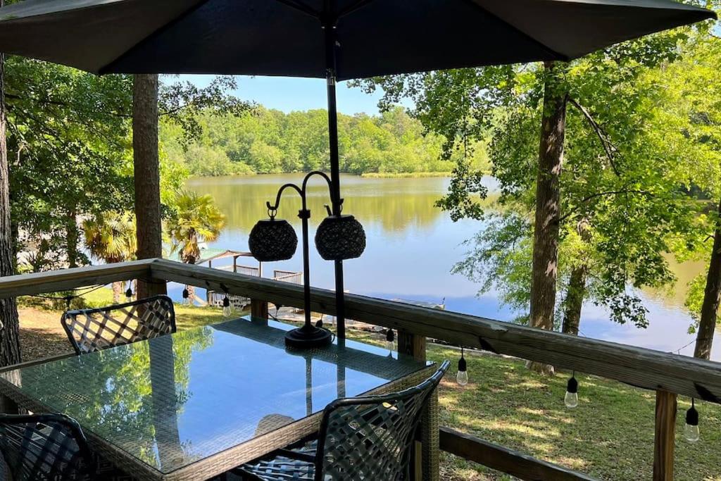 Romantic Lakefront Cottage with Boat Dock on Quiet Cove