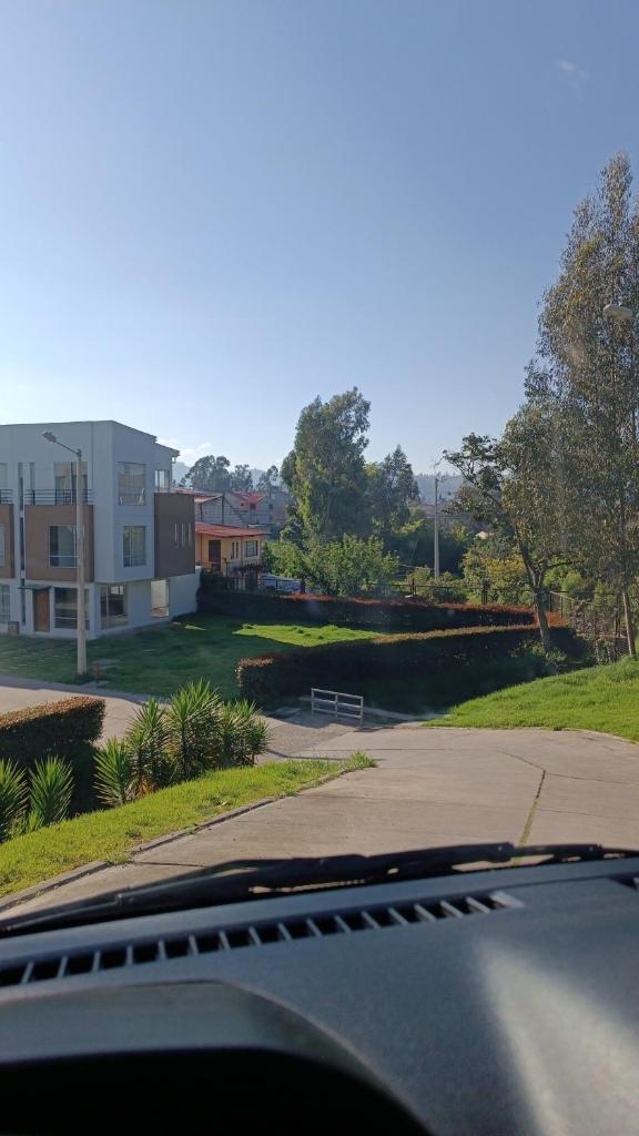 Vive un alojamiento privado, en una área tranquila con espacio verde photo 1