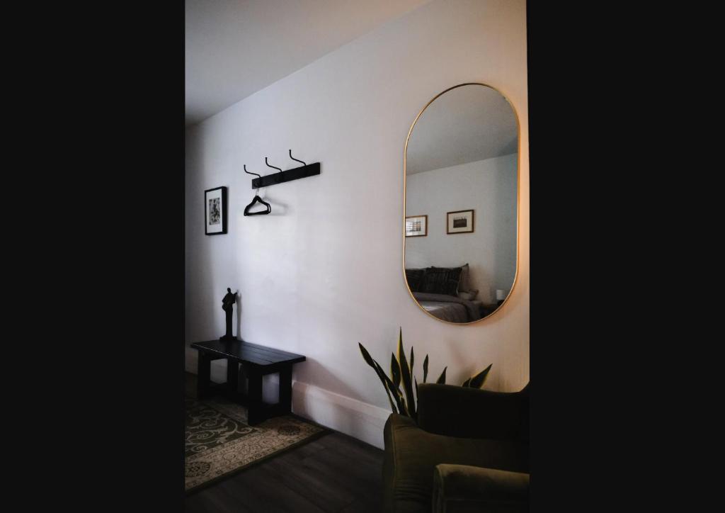 One Bedroom Apartment Steps to Waterfront/Downtown Barrie photo 1