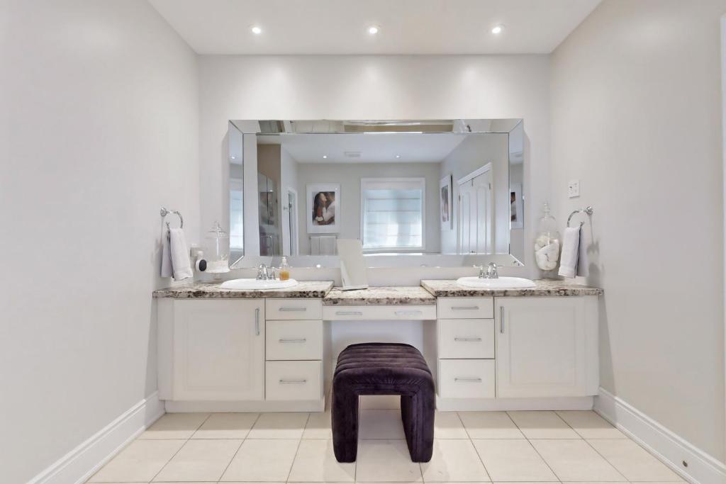 Luxury 3 Bedroom Home with Free Wi-Fi & Parking 20 mins from Downtown photo 2