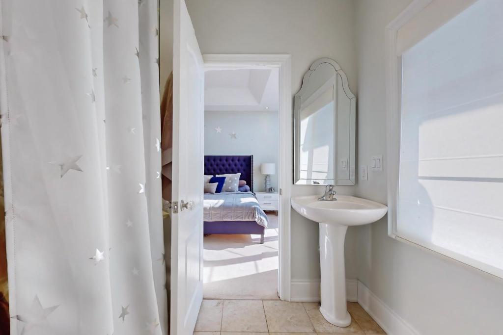 Luxury 3 Bedroom Home with Free Wi-Fi & Parking 20 mins from Downtown photo 1