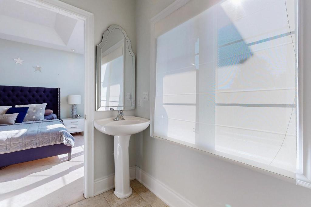 Luxury 3 Bedroom Home with Free Wi-Fi & Parking 20 mins from Downtown photo 3