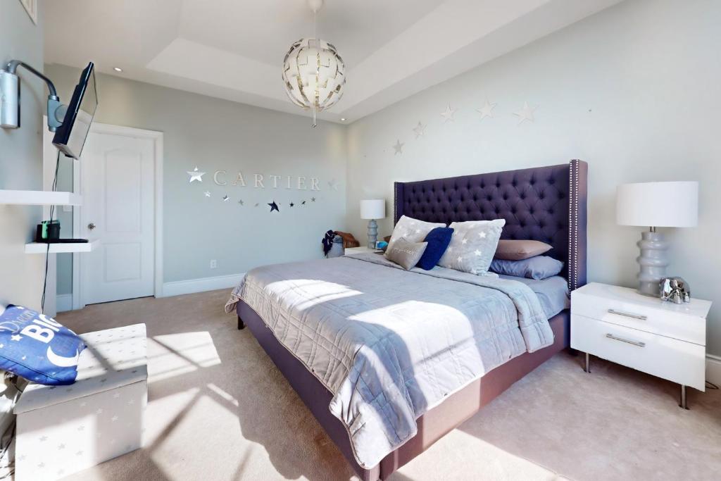 Luxury 3 Bedroom Home with Free Wi-Fi & Parking 20 mins from Downtown photo 4