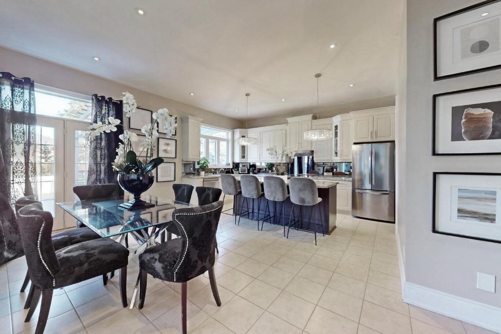 Luxury 3 Bedroom Home with Free Wi-Fi & Parking 20 mins from Downtown
