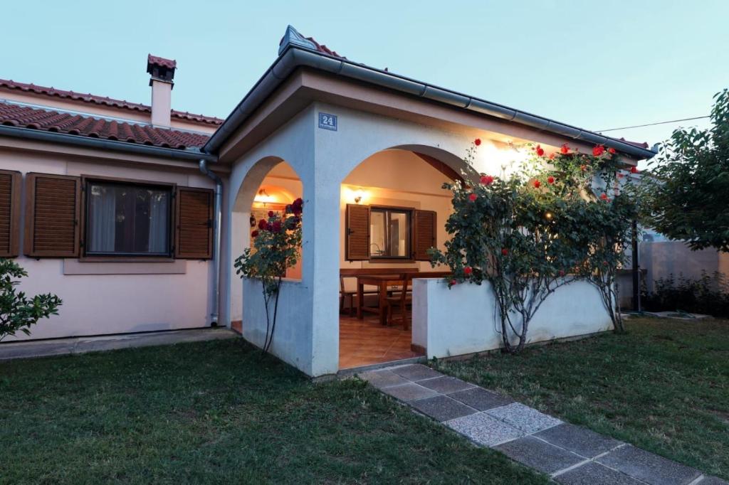 House Stratus photo 1