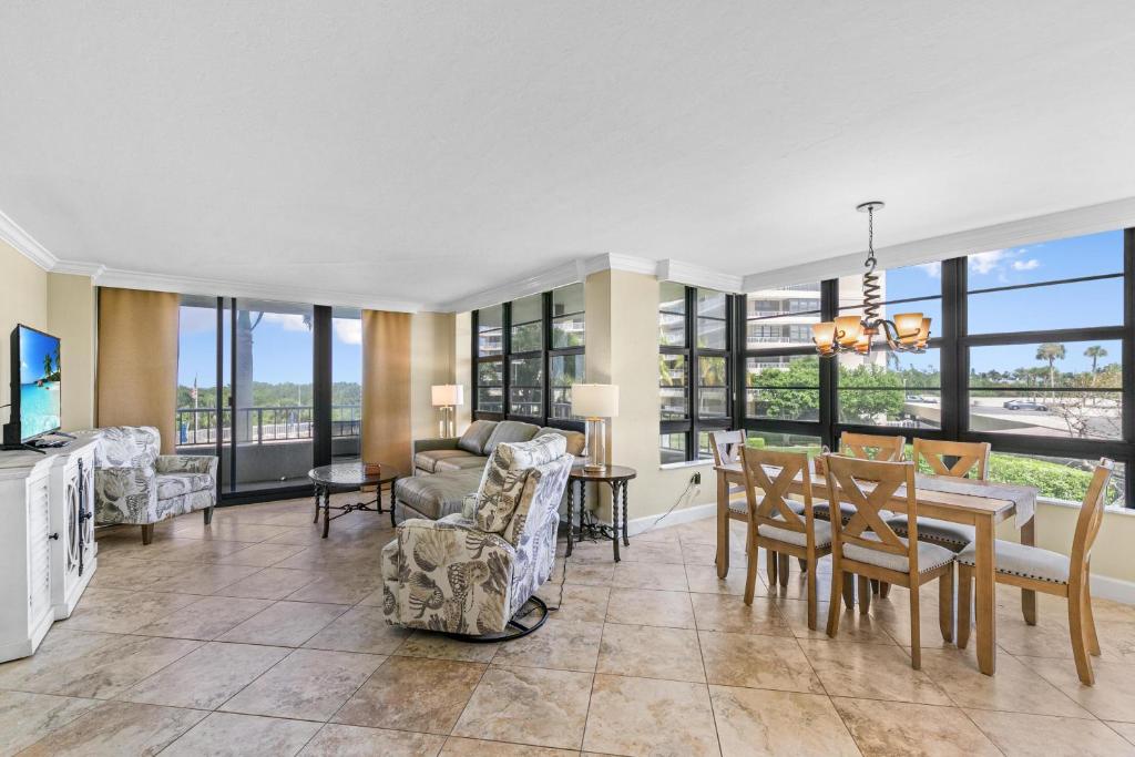 Beachside Oasis in Paradise-Beachfront, Pool View image