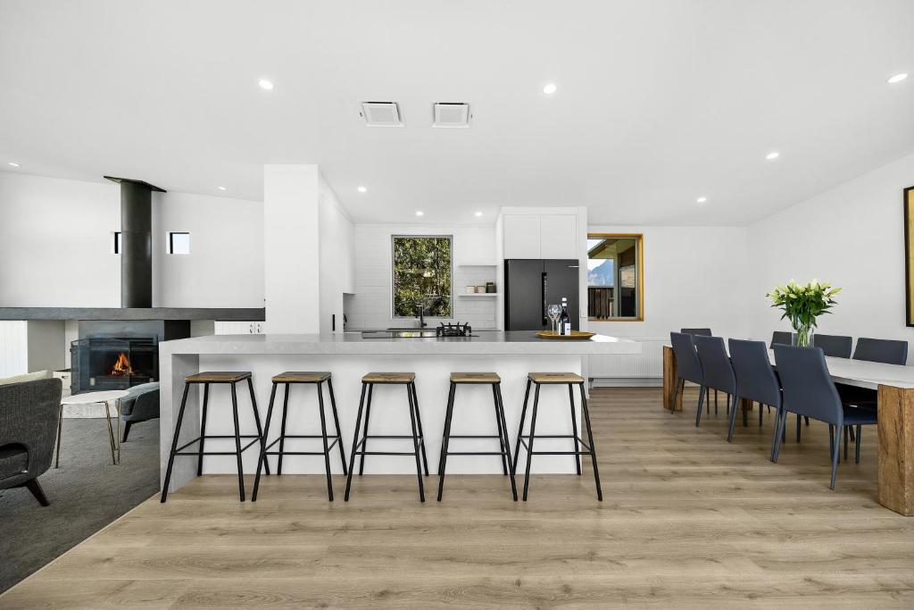 Whakata on Whitbourn - Luxury Retreat With Spa photo 3