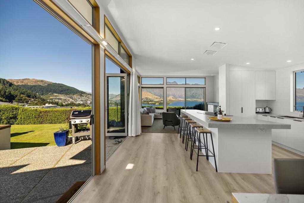 Whakata on Whitbourn - Luxury Retreat With Spa photo 1