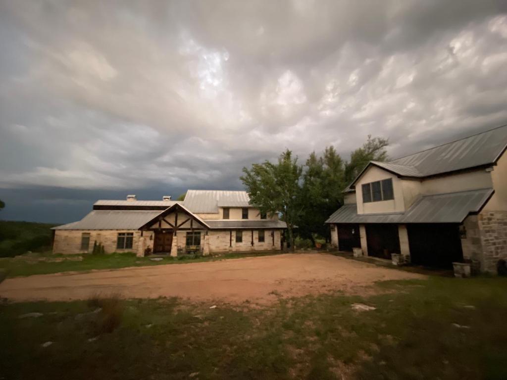 V700 Ranch Stays (Guesthouse)-A Tucked Away Gem photo 3