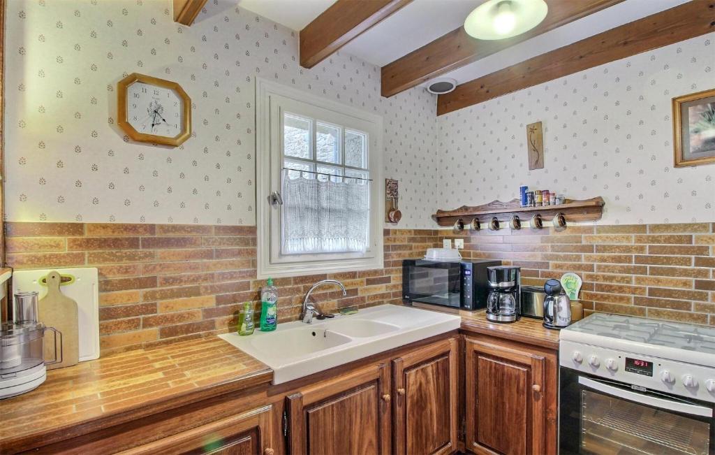 Nice Home In Ploudalmzeau With Wi-fi photo 4