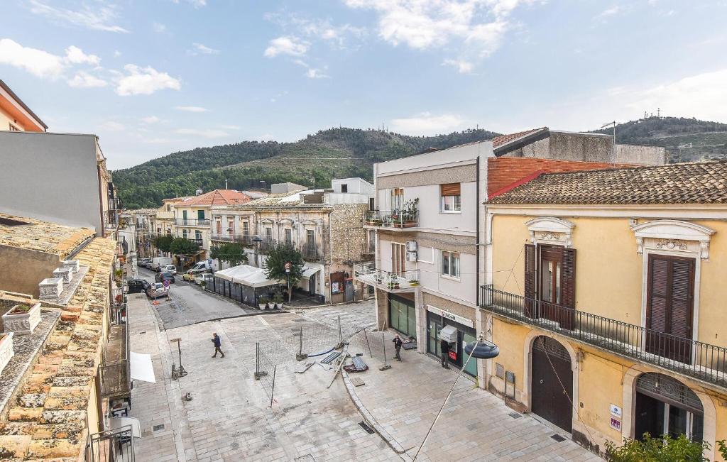 Gorgeous Apartment In Chiaramonte Gulfi With Kitchen photo 4