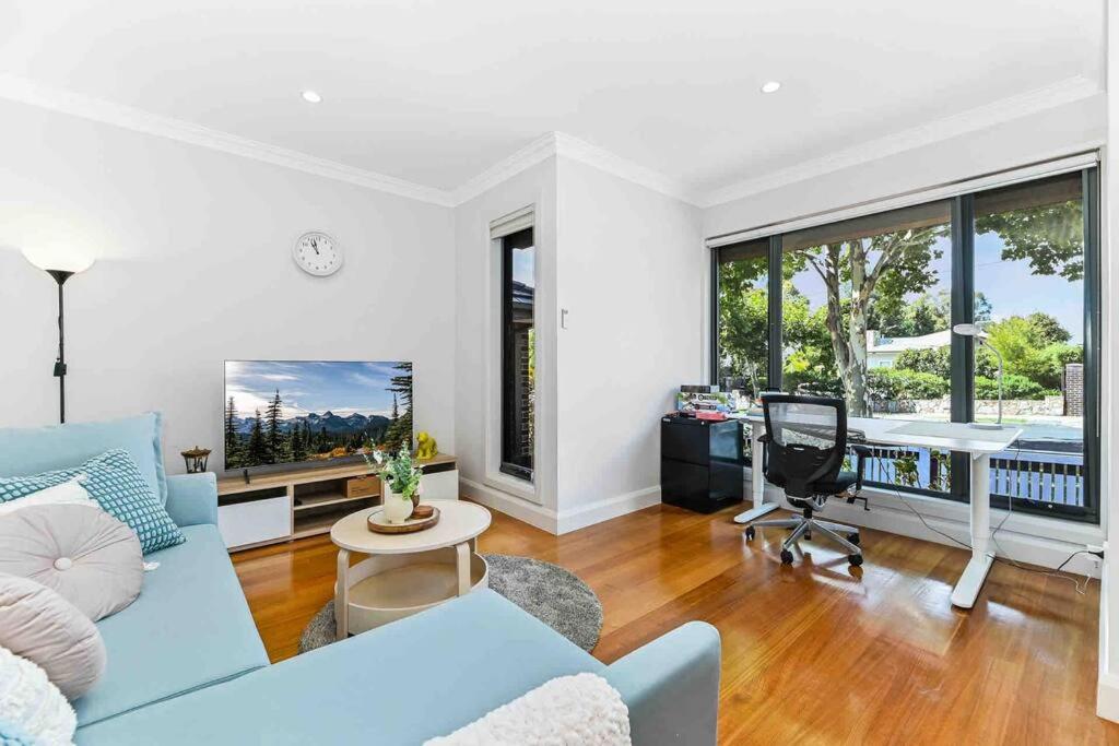 Cozy Three Bedroom Townhouse in Box Hill Central photo 2