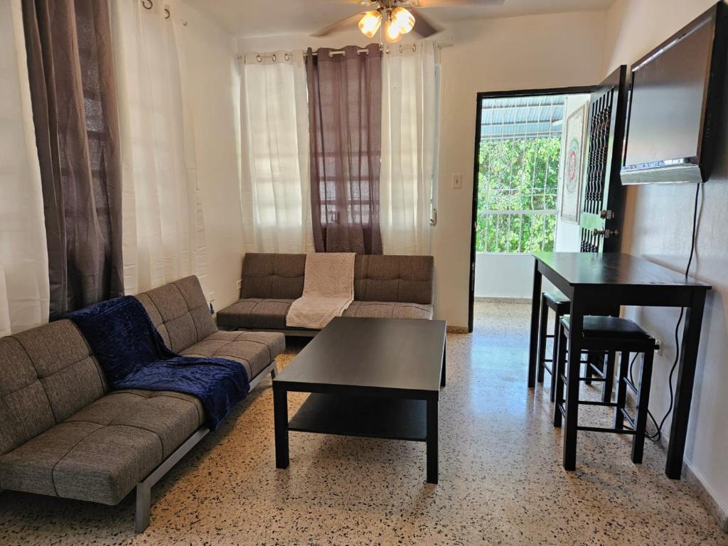 Newly remodeled 2nd Floor Unit, 5 BR photo 1