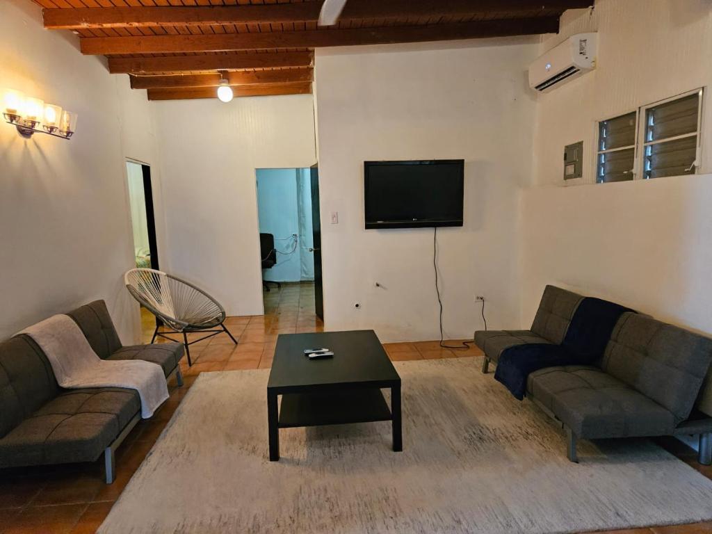 Newly remodeled Economical 5BR, Third floor