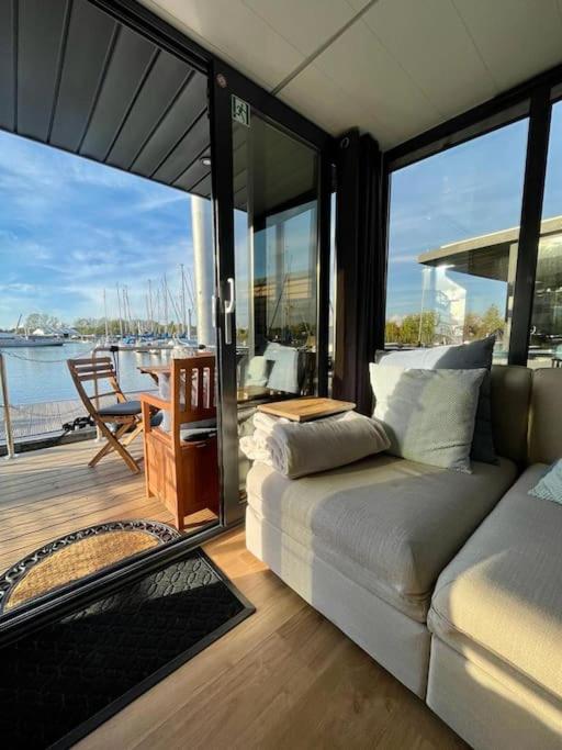 Huisboot Comfort M Plus Limburg photo 1