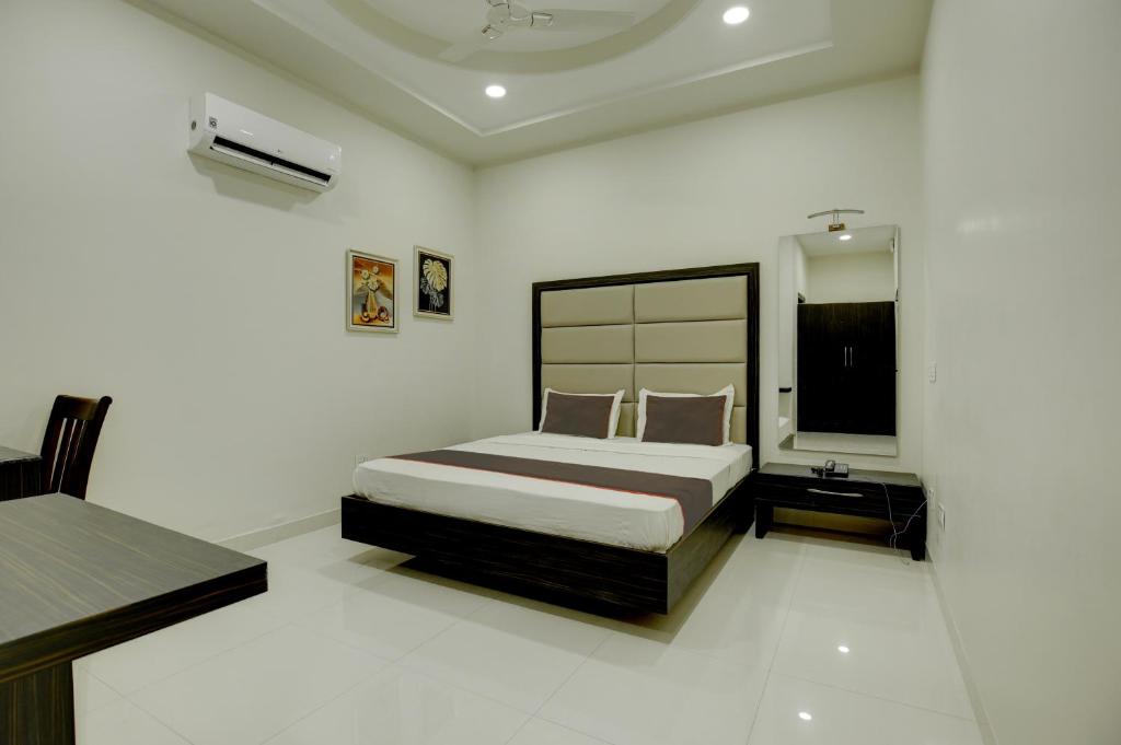 Ovel Hotel Grand photo 2