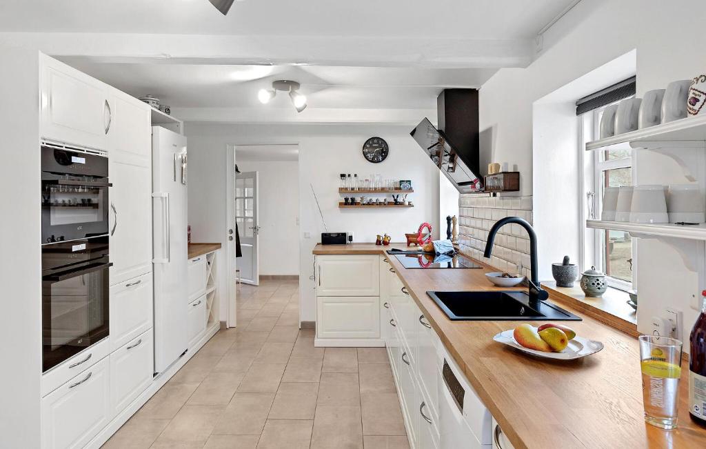 4 Bedroom Lovely Home In Langebk photo 2