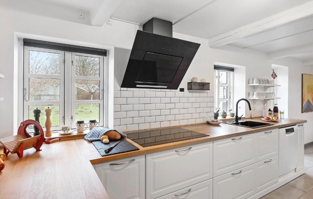 4 Bedroom Lovely Home In Langebk photo 4