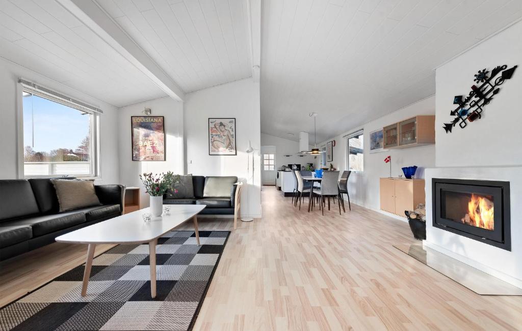 Gorgeous Home In Dronningmlle With Kitchen photo 1