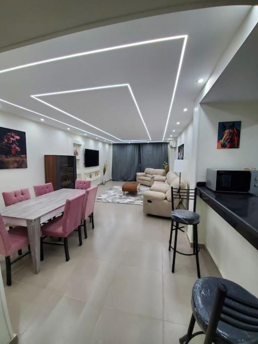 Stylish 3 bedroom apartment near pyramids