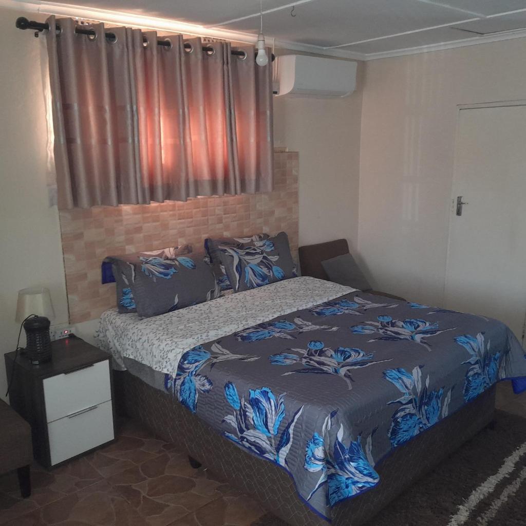 Furnished self-catering bedsitter photo 4