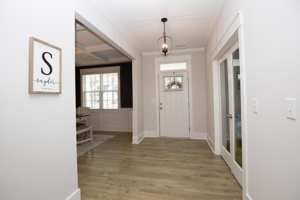 Sleeps 8- on Highway 5 photo 1
