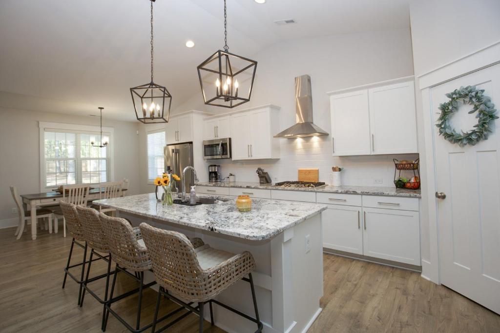 Sleeps 8- on Highway 5 photo 4