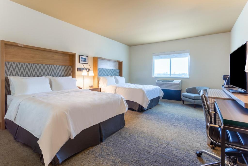 Holiday Inn & Suites Cedar Falls-Waterloo Event Ctr, an IHG Hotel photo 1