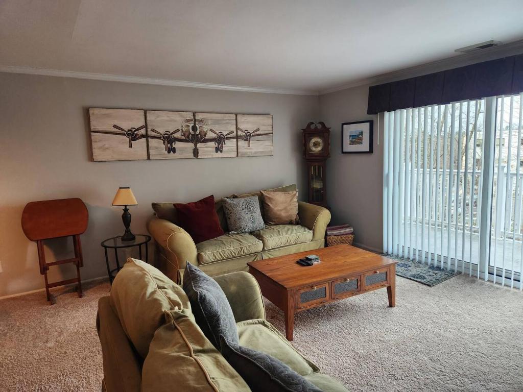 Beautiful APT W Office Area 2BR Long Term image