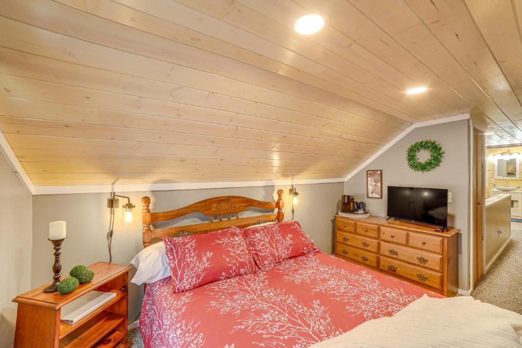 Cozy Holland Studio with Deck Near Lake Michigan! photo 1