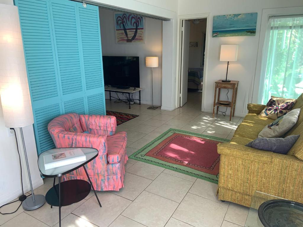 Hibiscus Cottage - Downtown and Steps to the Beach! photo 3