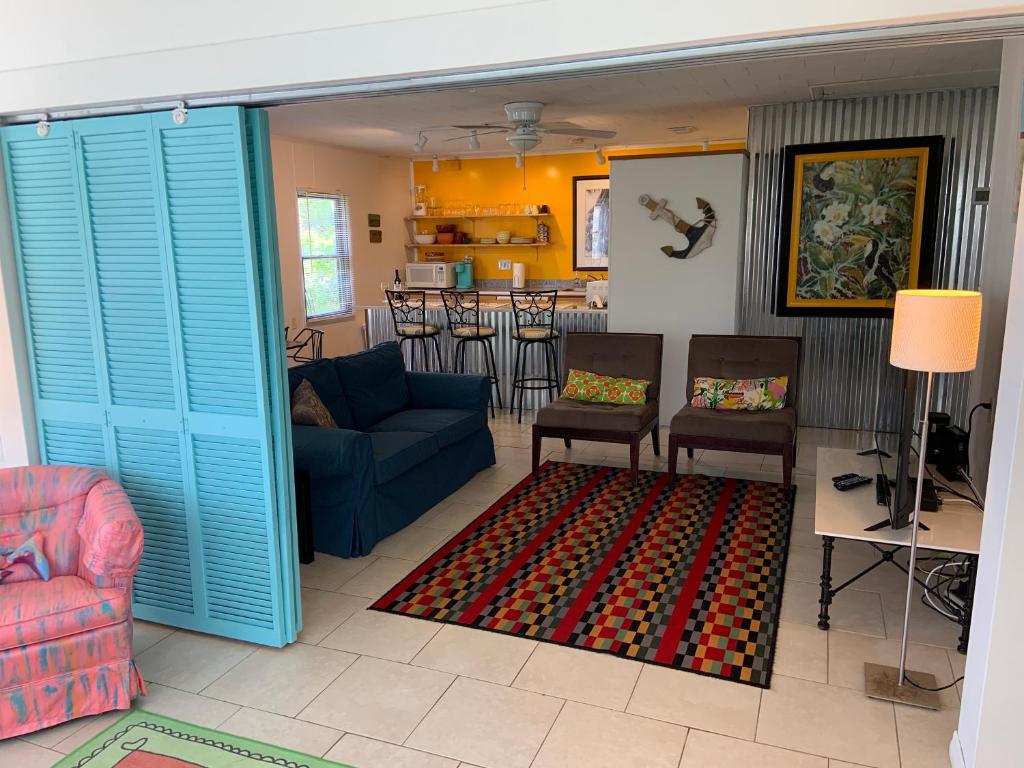 Hibiscus Cottage - Downtown and Steps to the Beach! photo 4