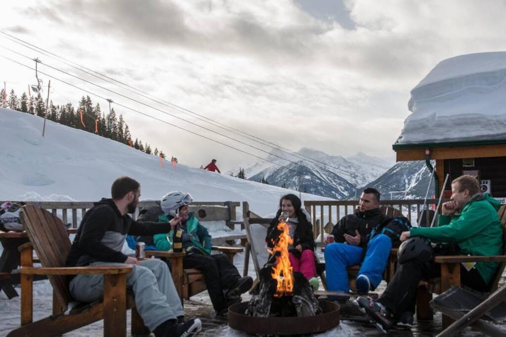 Moguls, Lofted Ski in Ski Out with Hot Tub Access photo 3