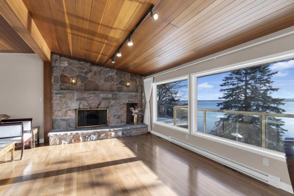 Stunning 4BR Cottage with Lake View photo 1
