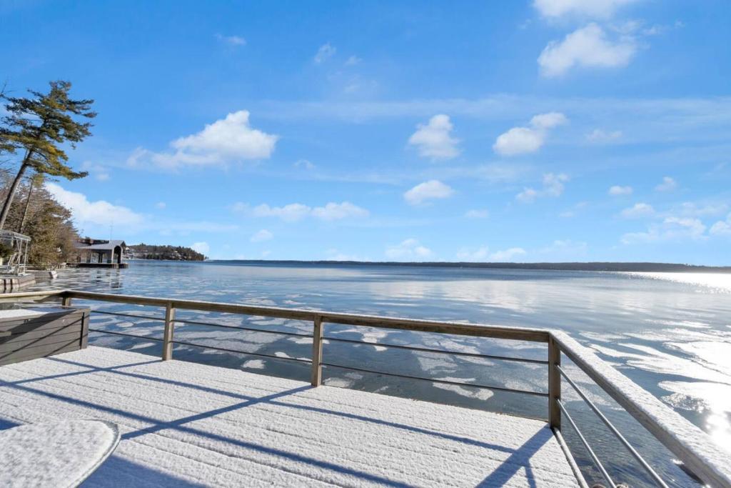 Stunning 4BR Cottage with Lake View photo 3