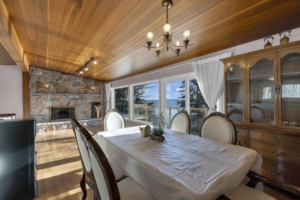 Stunning 4BR Cottage with Lake View photo 4