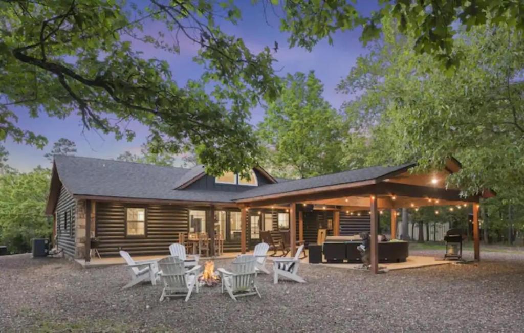 Deluxe Forest Haven Hot Tub Sleeps 10 photo 1