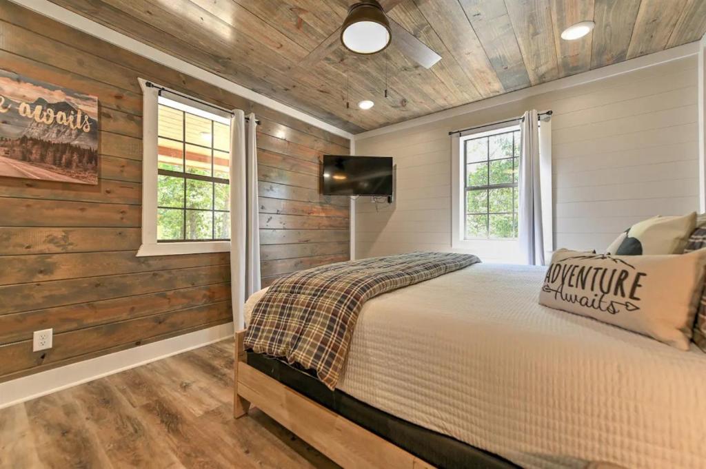 Deluxe Forest Haven Hot Tub Sleeps 10 photo 3