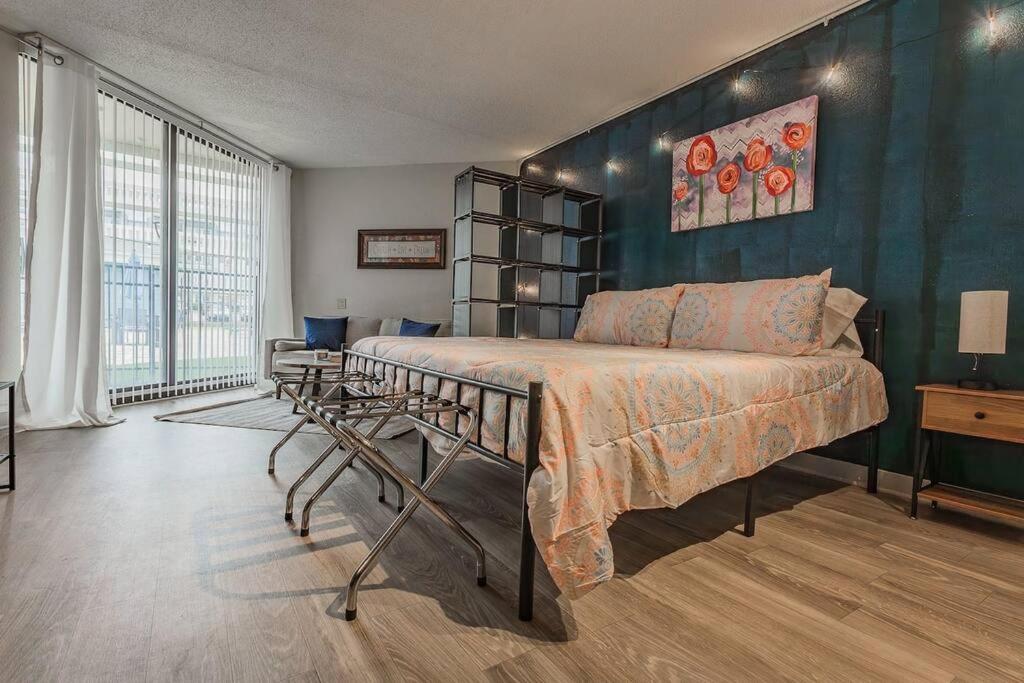 Budget-friendly Apt Kingbed Gymdogspark-dt image