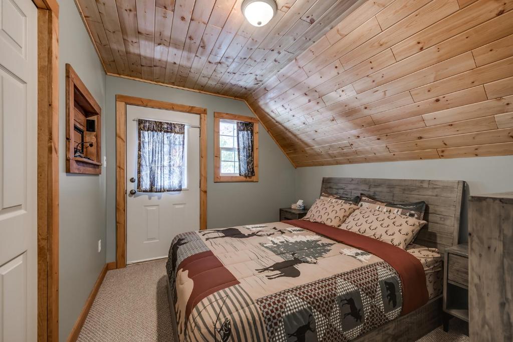 Whiskey Jack, 4 Bedroom Cabin with Outdoor Firepit photo 2