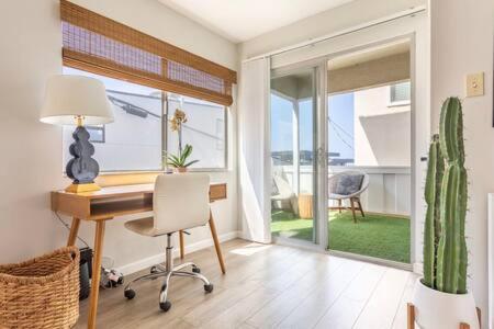 Downtown Manhattan Beach 3 Bed Townhouse Parking photo 3