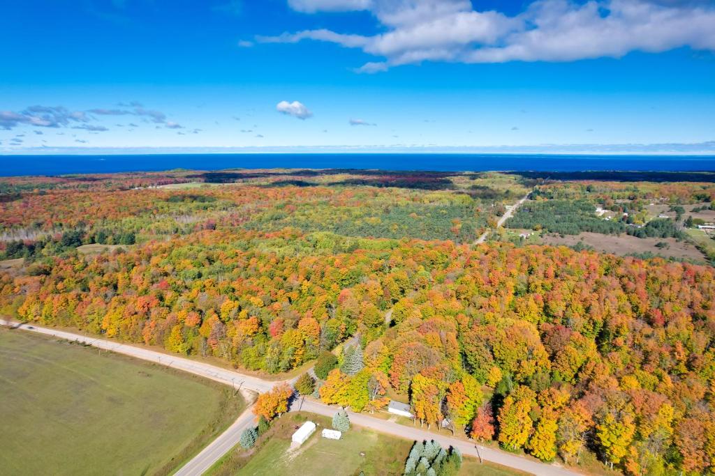 Cozy Harbor Springs Vacation Rental, 13 Mi to Town photo 1
