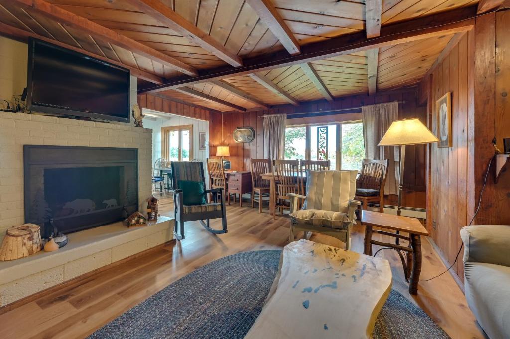 Cozy Harbor Springs Vacation Rental, 13 Mi to Town photo 3