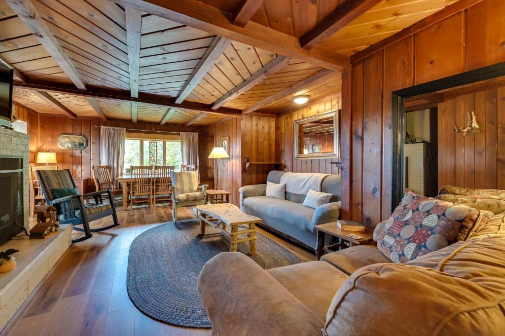 Cozy Harbor Springs Vacation Rental, 13 Mi to Town photo 4