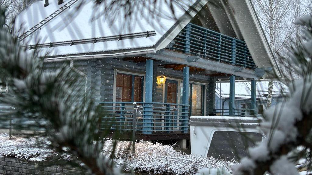 Villa Laakson Helmi 1 с камином, сауной, SPA, на берегу озера