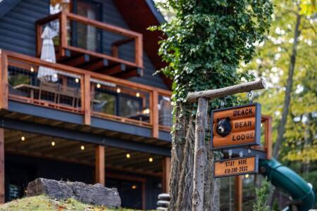 Luxe Lake View 4BR Cabin with Hot Tub Outdoor Fun photo 3