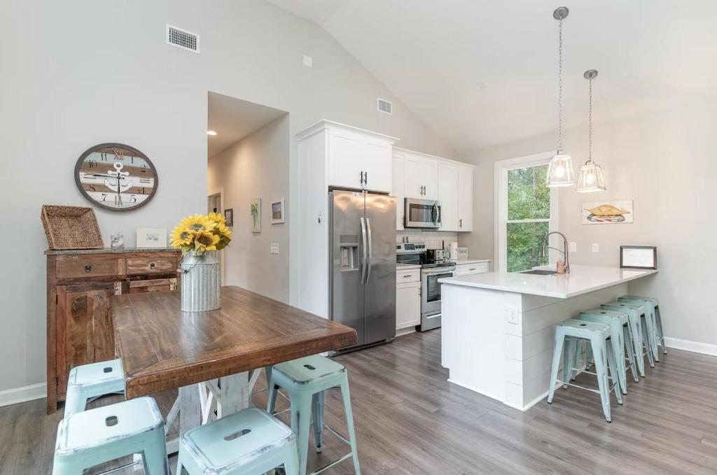Bright Modern 4 Bedroom House Near Beach photo 3