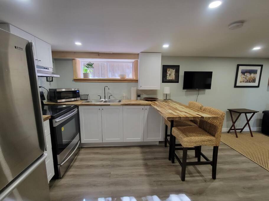 1 bedroom basement apartment with free parking photo 4